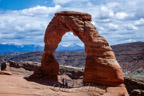 Arches N.P., Delicate Arch, im Hintergrund die La Sal Mountains
