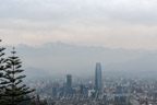 Blick auf Santiago; im Hintergrund: Cerro El Plomo (Mitte, 5424 m), Cerro Juncal (links, 5953 m)