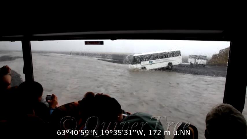 Hochlandbus beim Furten der Krossá